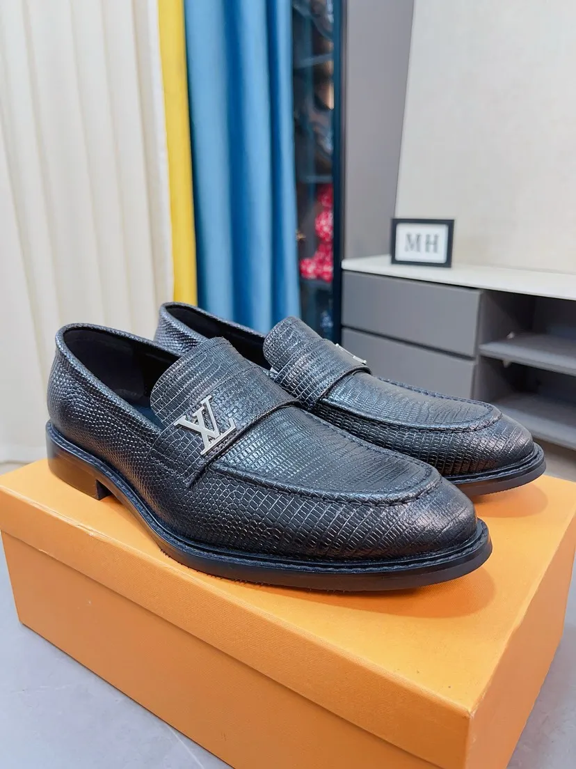 Men's shoes💰438🌹🌹【Louis Vuitton] LV official website synchronizes casual formal leather shoes, imported Italian first-layer calfskin, the leather feels natural and comfortable, and the flowing shoe body design embodies an extraordinary superior wearing experience. Smooth and tight hand-stitched seams achieve extraordinary noble taste. The lining is made of cowhide, which is high-end, comfortable and breathable, telling the man's high-spirited heart. Number of items in stock: 38-44 45 can be customized.